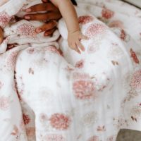Одеяло из муслинового хлопка dahlias aden+anais - Зображення 4